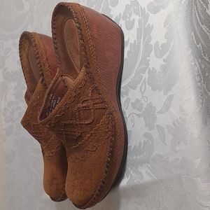 CLARKS artisan collection brown leather clogs. Size 6M. NWOT.